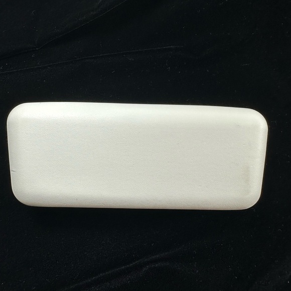 NWOT Calvin Klein Jeans White Clamshell  Eyeglass Hard Holder - Picture 3 of 5